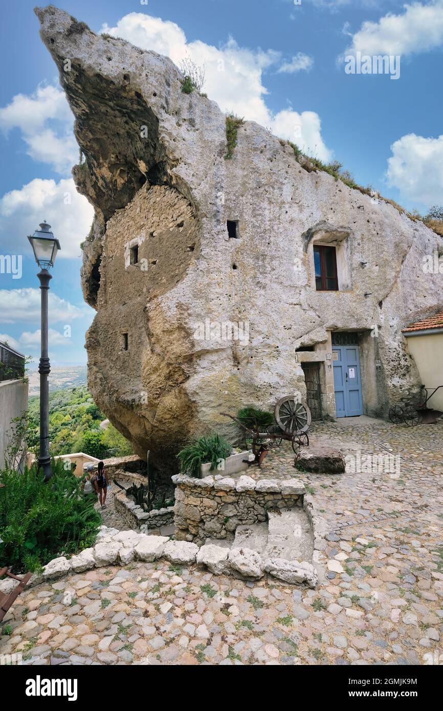 Blick auf das unglaubliche Feenhaus ein Haus in den Felsen von Sedini, Sardinien Stockfoto