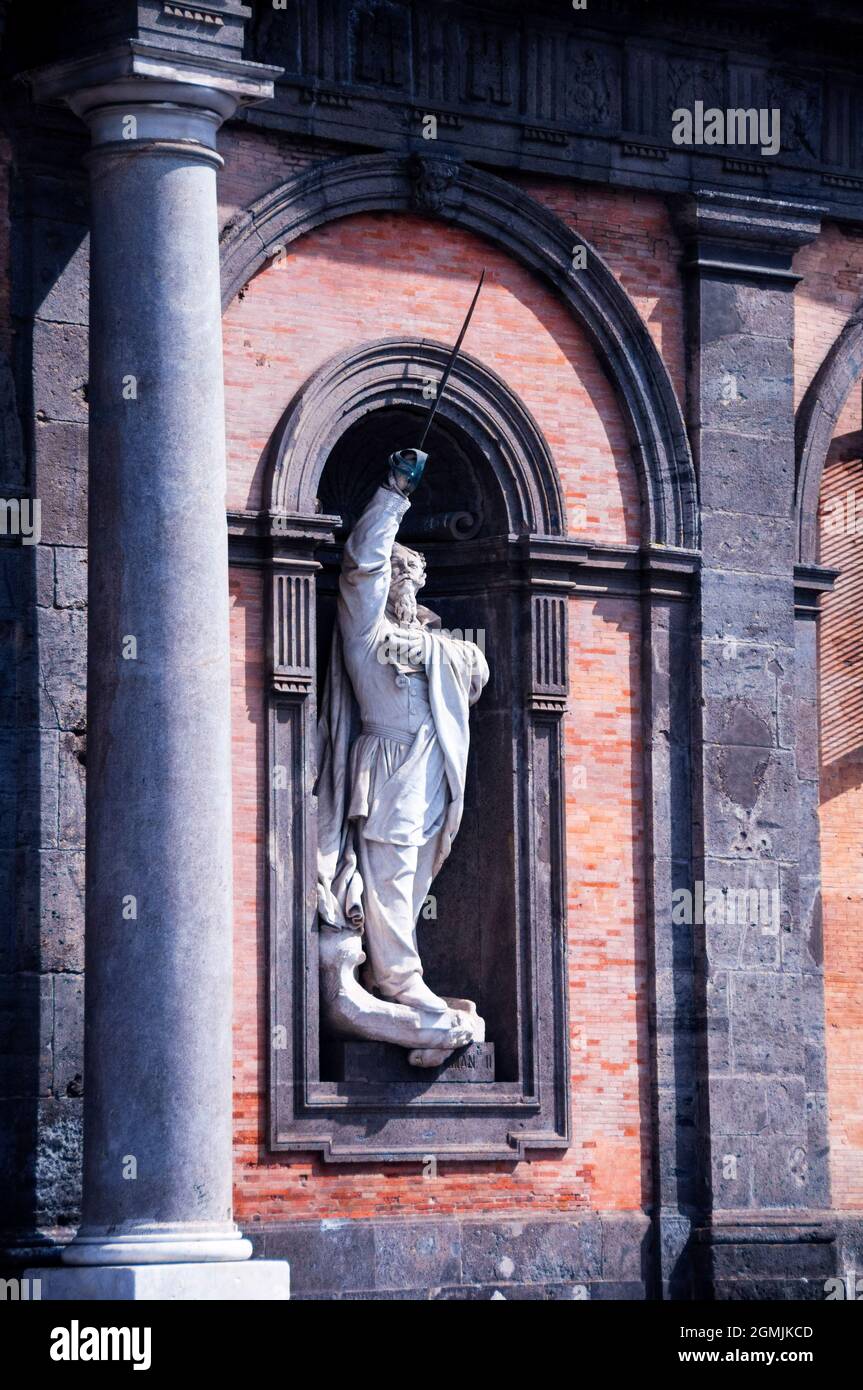 Statue von Vittorio Emanuele II. Im Königspalast auf der Piazza del Plebiscito in Neapel, Italien. Stockfoto