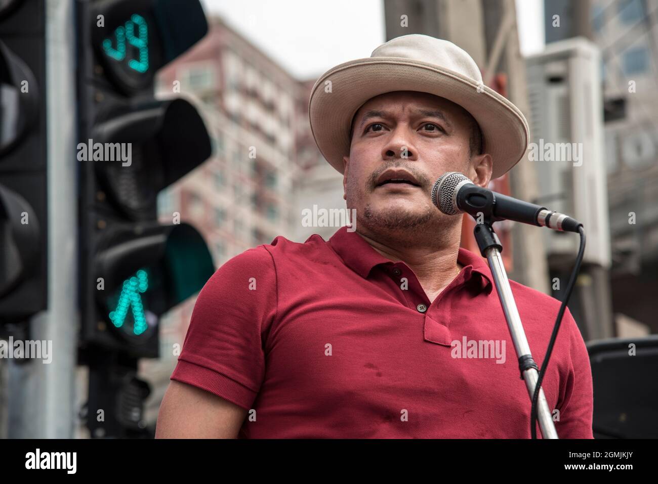 Bangkok, Thailand. September 2021. Nattawut Saikua, ein Hauptführer, spricht während der Kundgebung der Automob. Anti-Regierungsgegner versammelten sich an der Kreuzung von Asok, bevor sie ihre Fahrzeuge und blasse Hörner in einem Konvoi der 'Automob' fuhren, um den 15. Jahrestag des Putsches vom September 19 2006 zu begehen (Staatsstreich von Thailand 2006) Und den Rücktritt des thailändischen Premierministers Prayut Chan-O-Cha wegen des Scheiterns der Regierung bei der Bewältigung der COVID-19-Krise fordern. (Foto von Peerapon Boonyakiat/SOPA Images/Sipa USA) Quelle: SIPA USA/Alamy Live News Stockfoto