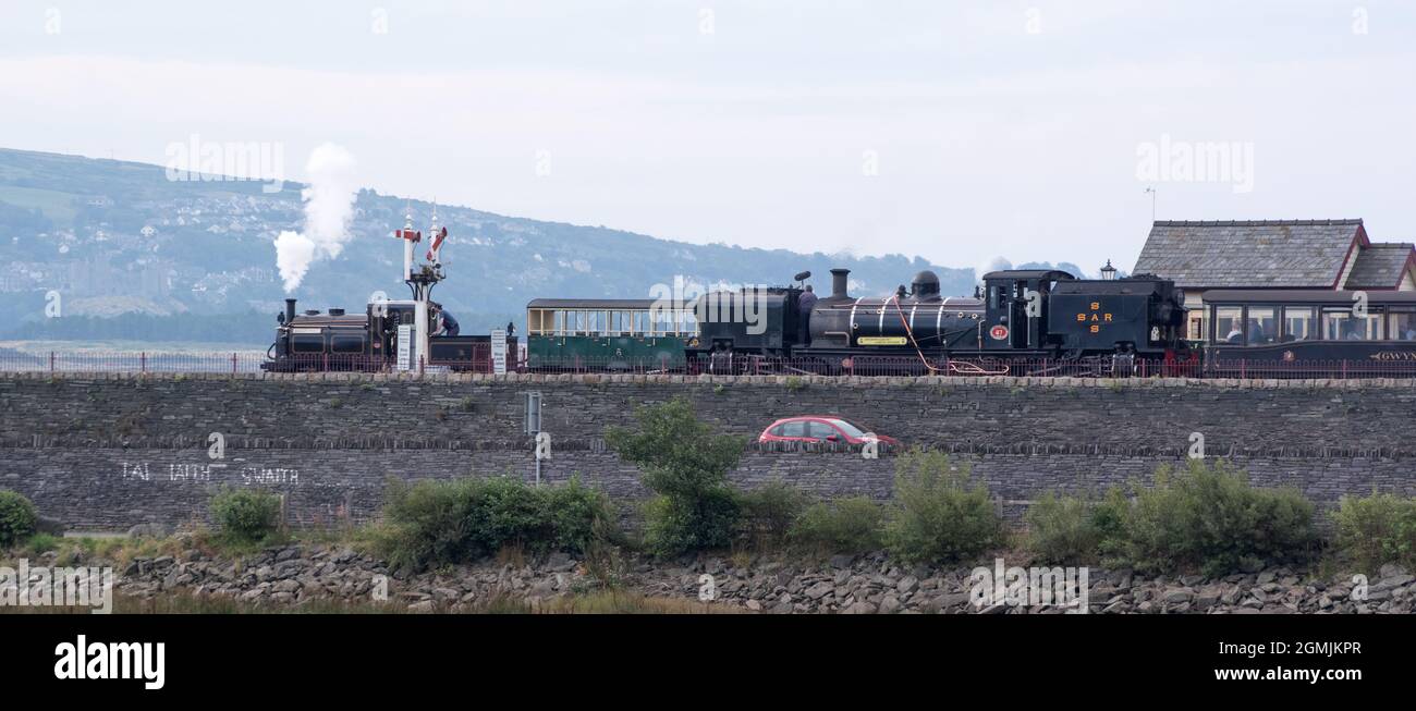 Zugbewegungen auf der Cob in Porthmadog Stockfoto
