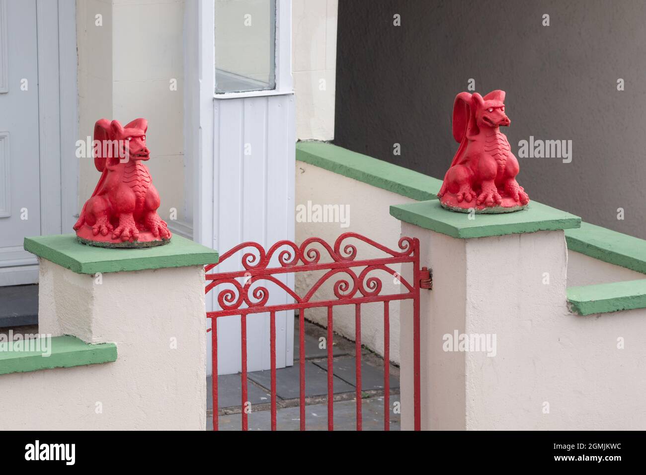 Welsh Dragons auf dem Pfosten in Porthmadog Stockfoto