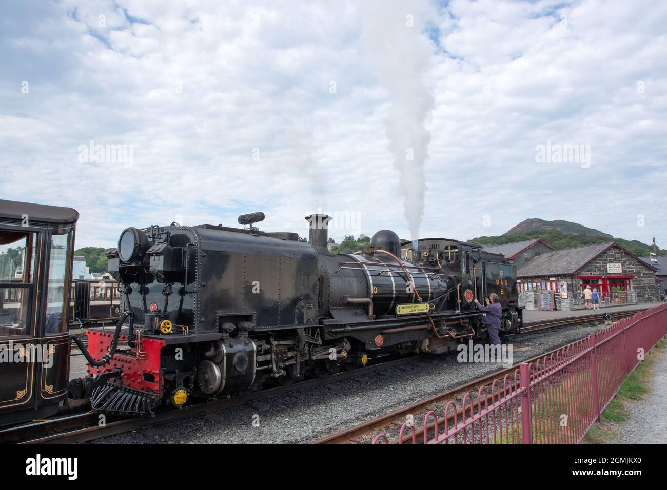 Beyer Garratt Nummer 87 wird für eine Reise von Porthmadog vorbereitet Stockfoto