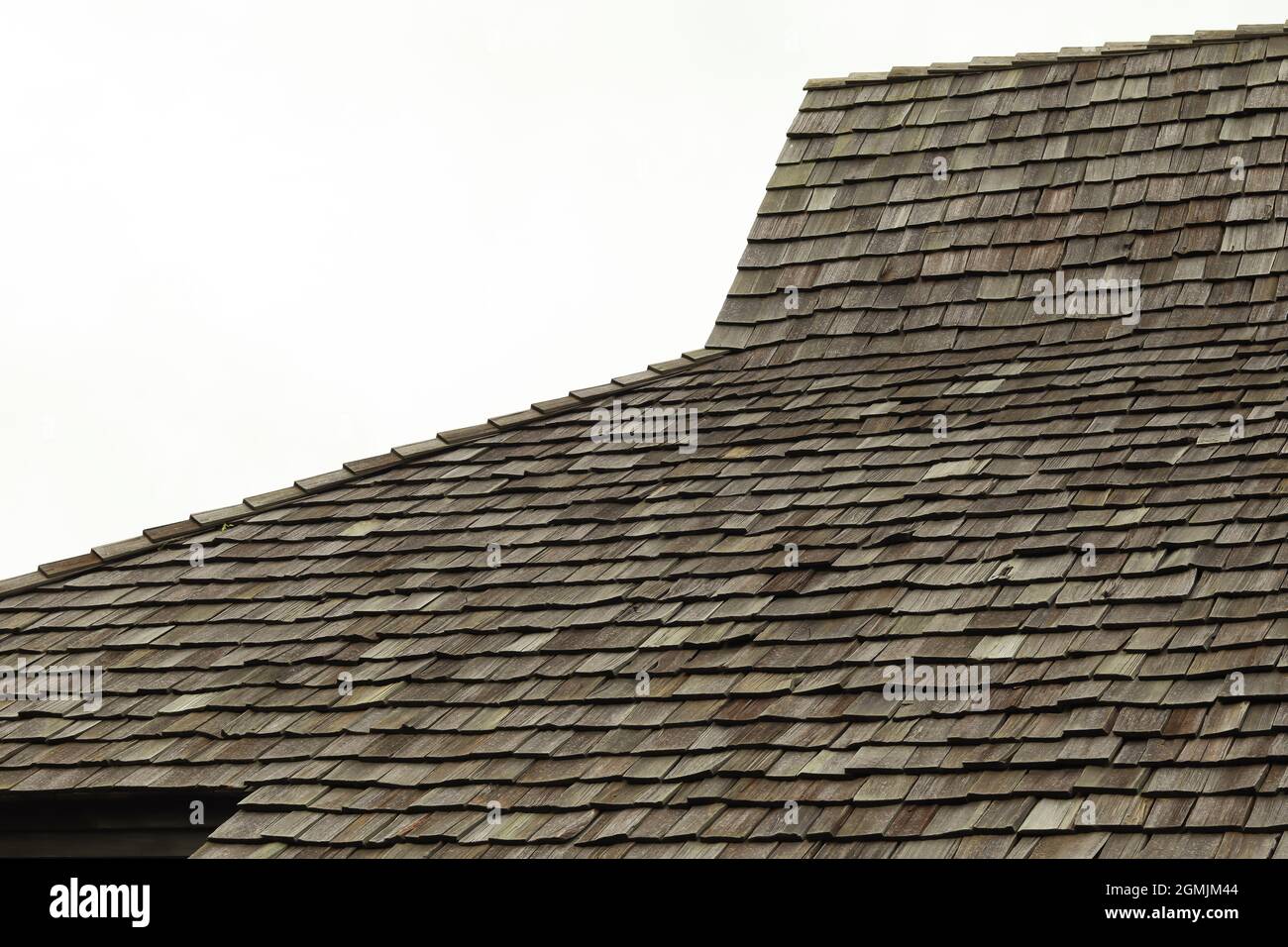 Das Dach des Hauses ist aus Holz, alten Stil, Thai-Stil. Speicherplatz kopieren. Stockfoto