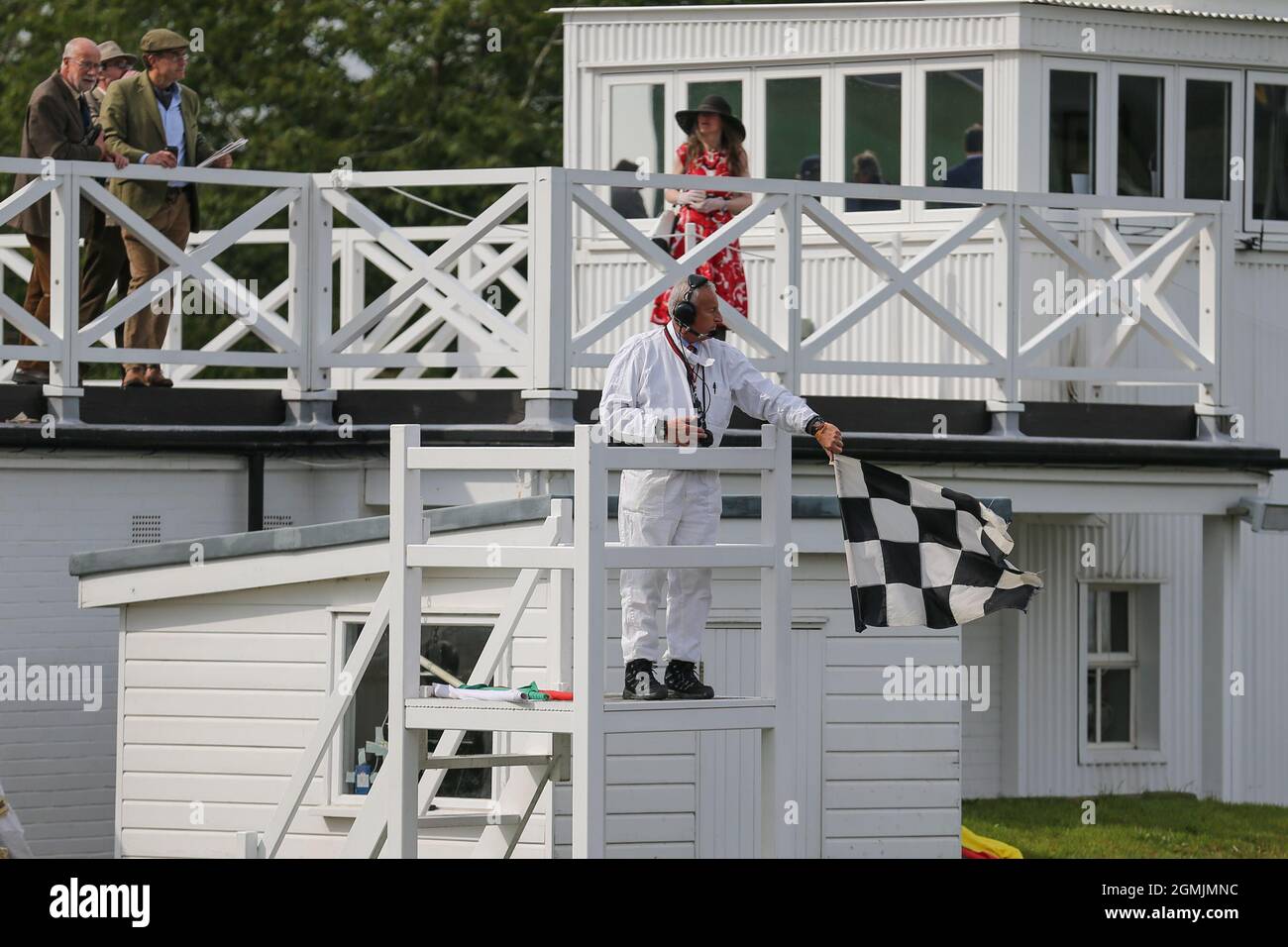 Goodwood Motor Circuit 17. September 2021. Ein Track marshall winkt die Zielflagge während des Goodwood Revival Goodwood, Chichester, Großbritannien Stockfoto