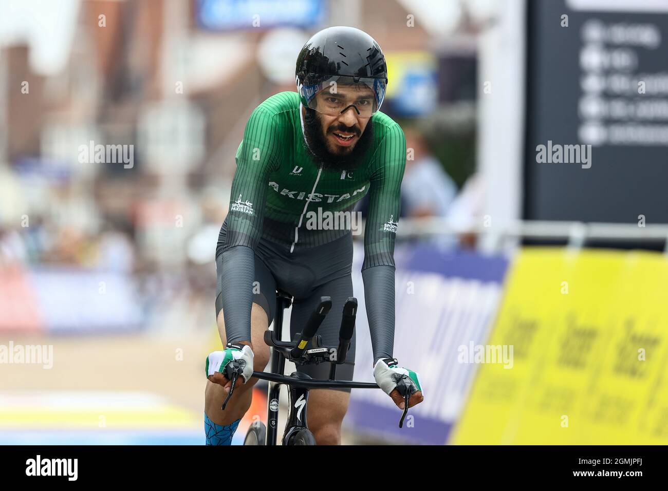 Pakistan Amjad Khalil überquert die Ziellinie des Elite-Zeitfahrens der Männer, 43,3 km von Knokke-Heist nach Brügge, bei der UCI-Weltmeisterschaft RO Stockfoto