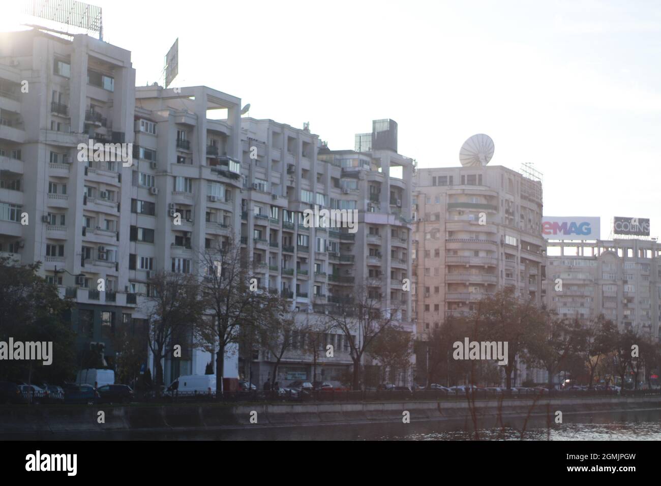Gebäude für das Leben, sonniger Tag, Nachbarschaft, Bukarest, menschlicher Ort Stockfoto