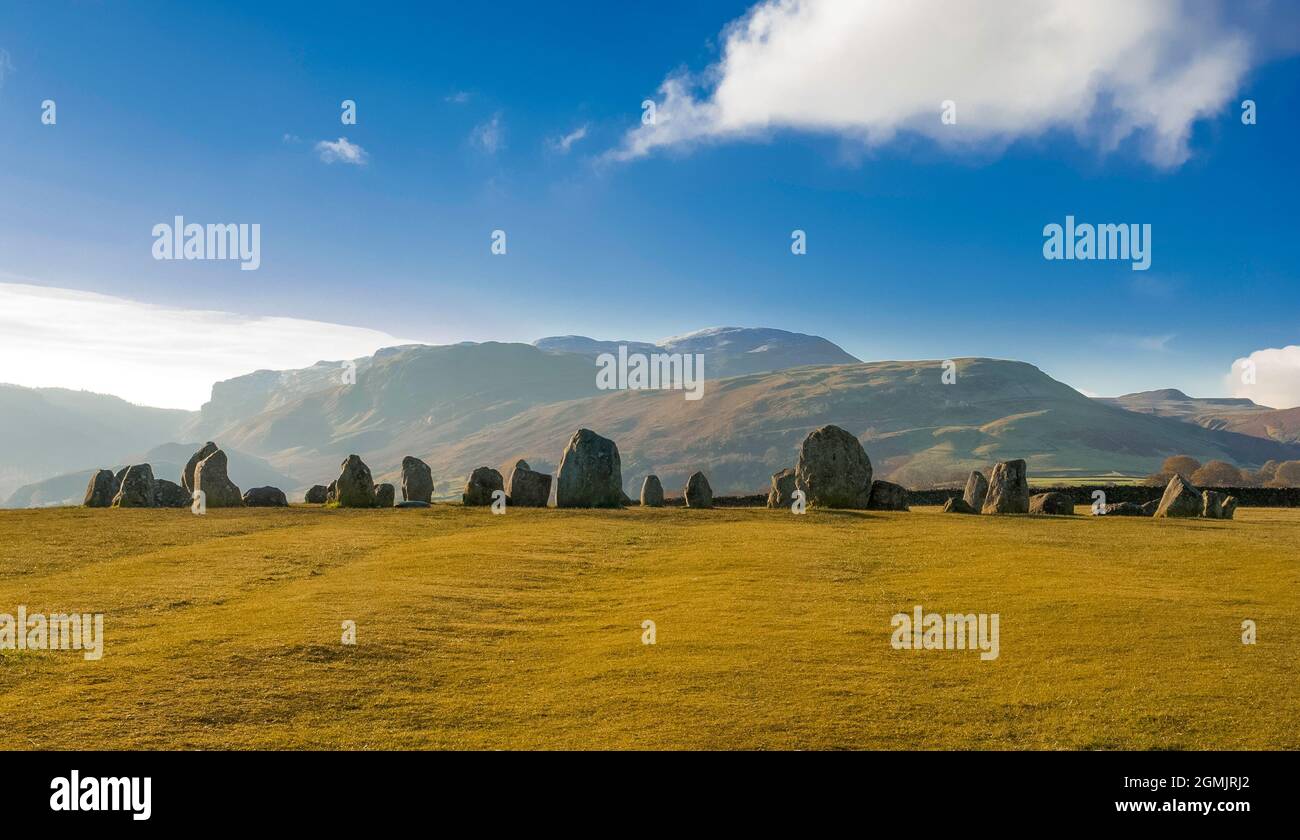 Der Castlerigg Stone Circle ist eines der beeindruckendsten prähistorischen Denkmäler Großbritanniens und der meistbesuchte Steinkreis in Cumbria. Datum Stockfoto