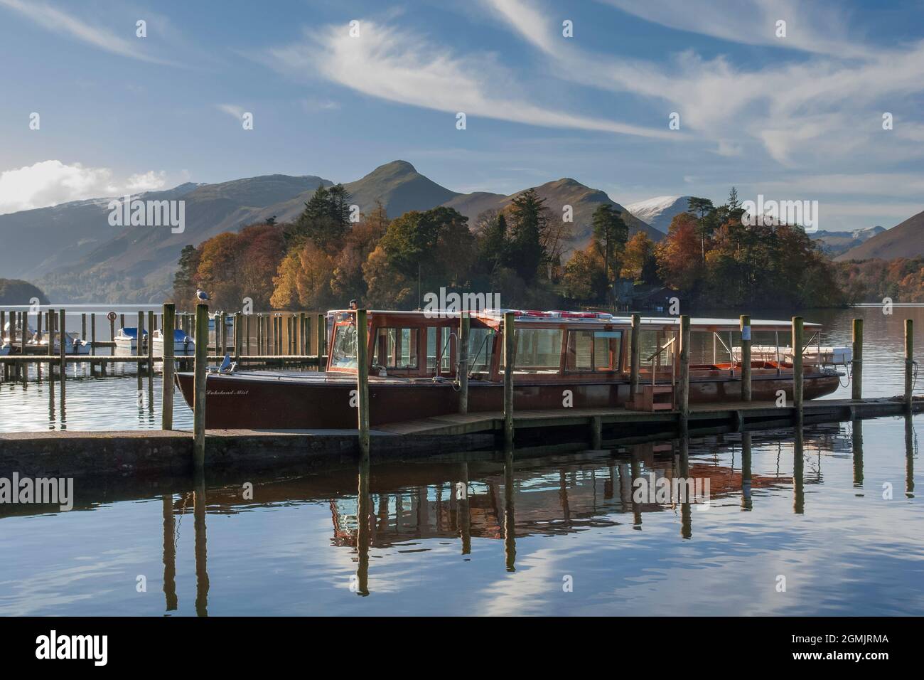 Derwentwater, 3 Meilen lang, 1 Meile breit und 72 Fuß tief, wird vom Einzugsgebiet des Flusses Derwent in den hohen Fjells am Kopf von Borrowdale, A, gespeist Stockfoto