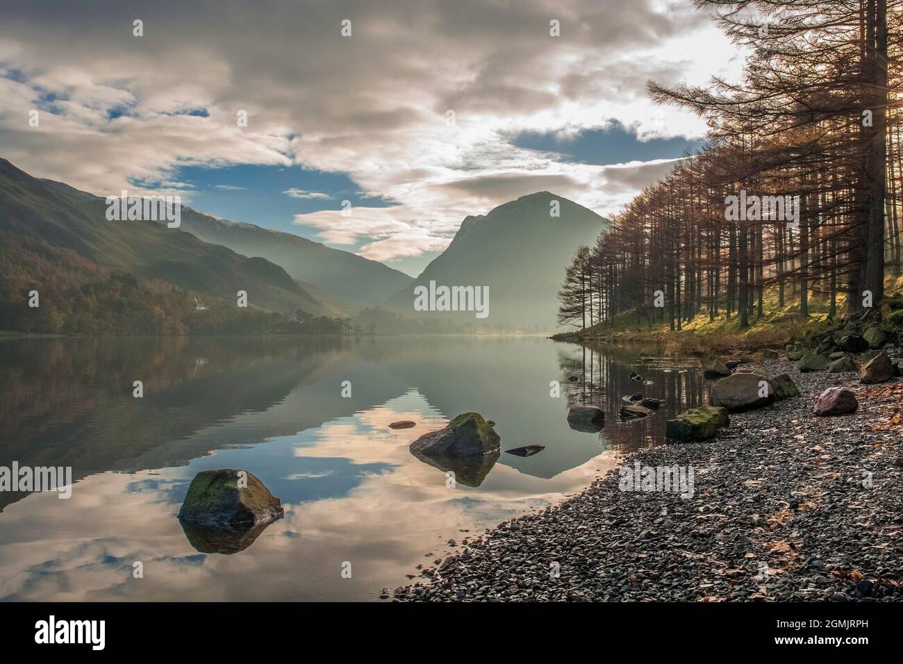 Buttermere ist ein abgeschiedenes Juwel, sogar innerhalb der Freuden, die der Lake District sind. Isoliert durch seine relative Unzugänglichkeit, ist es dennoch extre Stockfoto