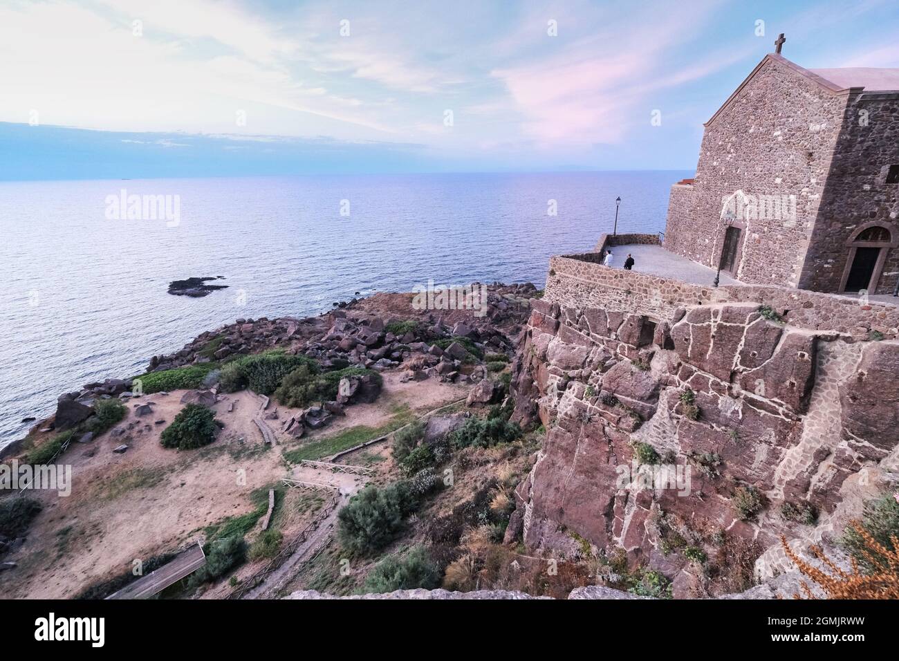 Blick auf die Fassade der Kathedrale Saint Antonio Abate in Castelsardo, Sardinien Stockfoto