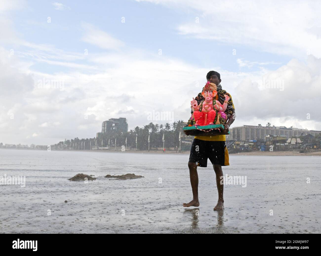 Mumbai, Indien. September 2021. Ein Freiwilliger trägt ein Idol eines Hindu-elefantenkopfgottes Ganesh zum Eintauchen am Juhu-Strand in Mumbai. Eifrige Anhänger tauchen das Idol des hinduistischen elefantenkopfgottes Ganesh am Anant Chaturdashi-Tag in fließendes Wasser ein, nachdem sie zehn Tage lang zu ihm gebetet haben. Kredit: SOPA Images Limited/Alamy Live Nachrichten Stockfoto