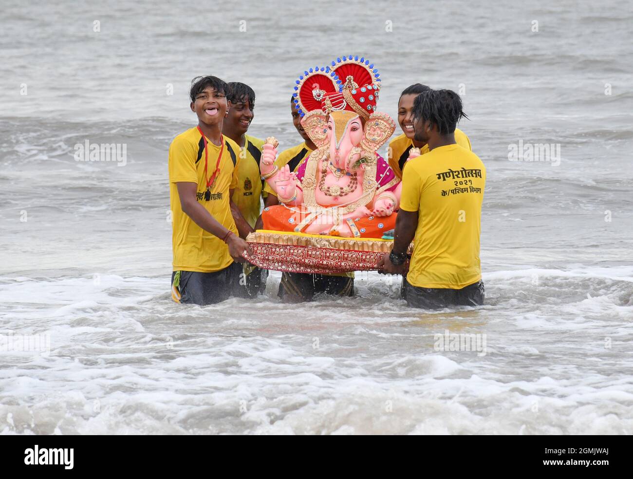 Mumbai, Indien. September 2021. Freiwillige tragen ein Idol eines Hindu-elefantenkopfgottes Ganesh zum Eintauchen am Juhu-Strand in Mumbai. Eifrige Anhänger tauchen das Idol des hinduistischen elefantenkopfgottes Ganesh am Anant Chaturdashi-Tag in fließendes Wasser ein, nachdem sie zehn Tage lang zu ihm gebetet haben. Kredit: SOPA Images Limited/Alamy Live Nachrichten Stockfoto