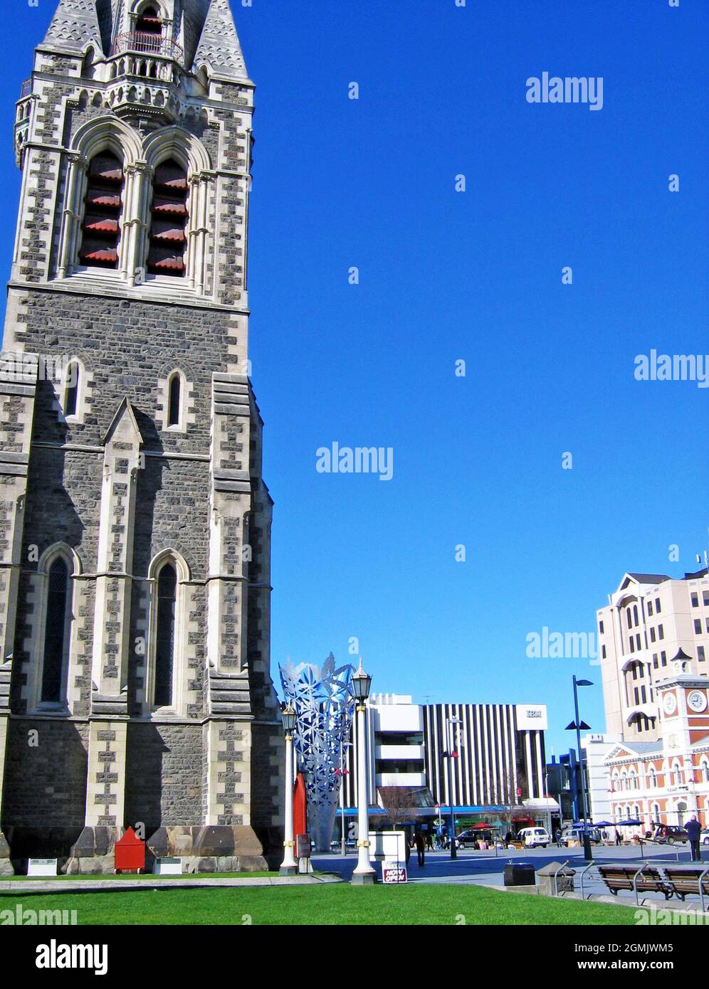 Die historische Anglikanische Kathedrale von Christchurch und die Chalice von Neil Dawson am Cathedral Square, dem geografischen Zentrum der Stadt. Die Kirche und die Umgebung wurden 2004 aufgenommen und wurden durch Erdbeben und deren Nachbeben schwer beschädigt. Stockfoto