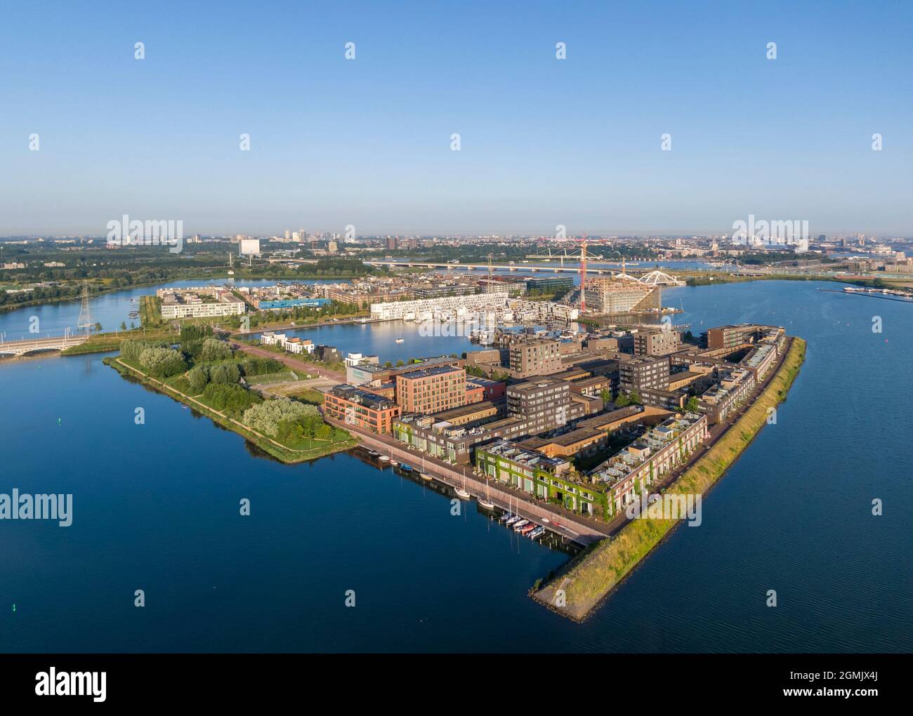 Luftaufnahme der Steiger Insel und des neuen Wohnviertels in Amsterdam Stockfoto