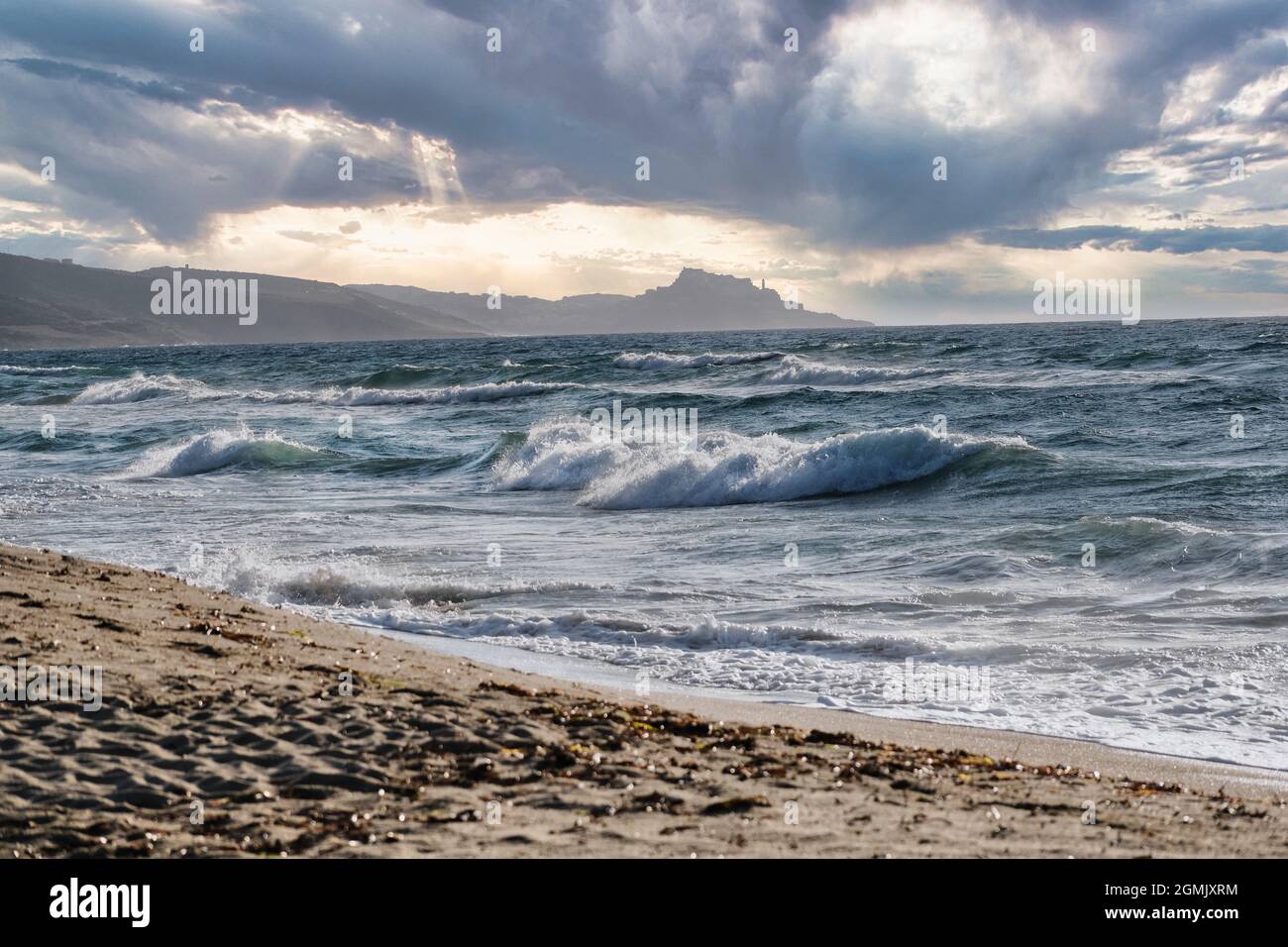 Dramatische Meereslandschaft mit Silhouette von Castelsardo Stockfoto