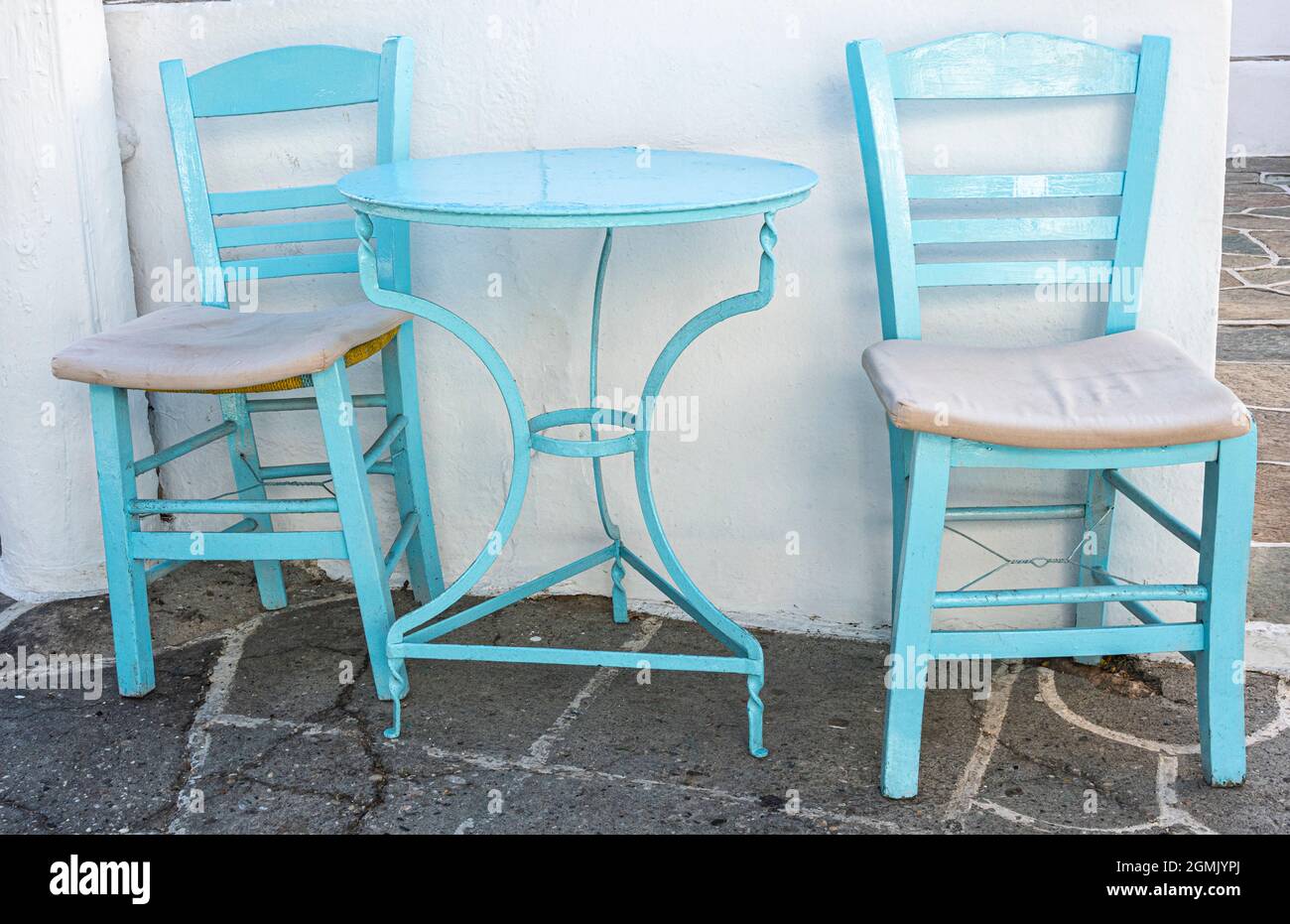 Typische Tisch- und Stuhleinstellung auf den griechischen Inseln Stockfoto
