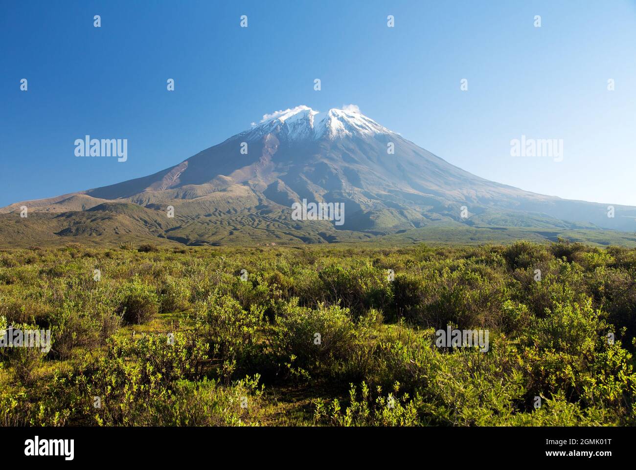 Vulkan El Misti mit wolkenlosem Himmel, einer der besten Vulkane in der Nähe der Stadt Arequipa in Peru Stockfoto