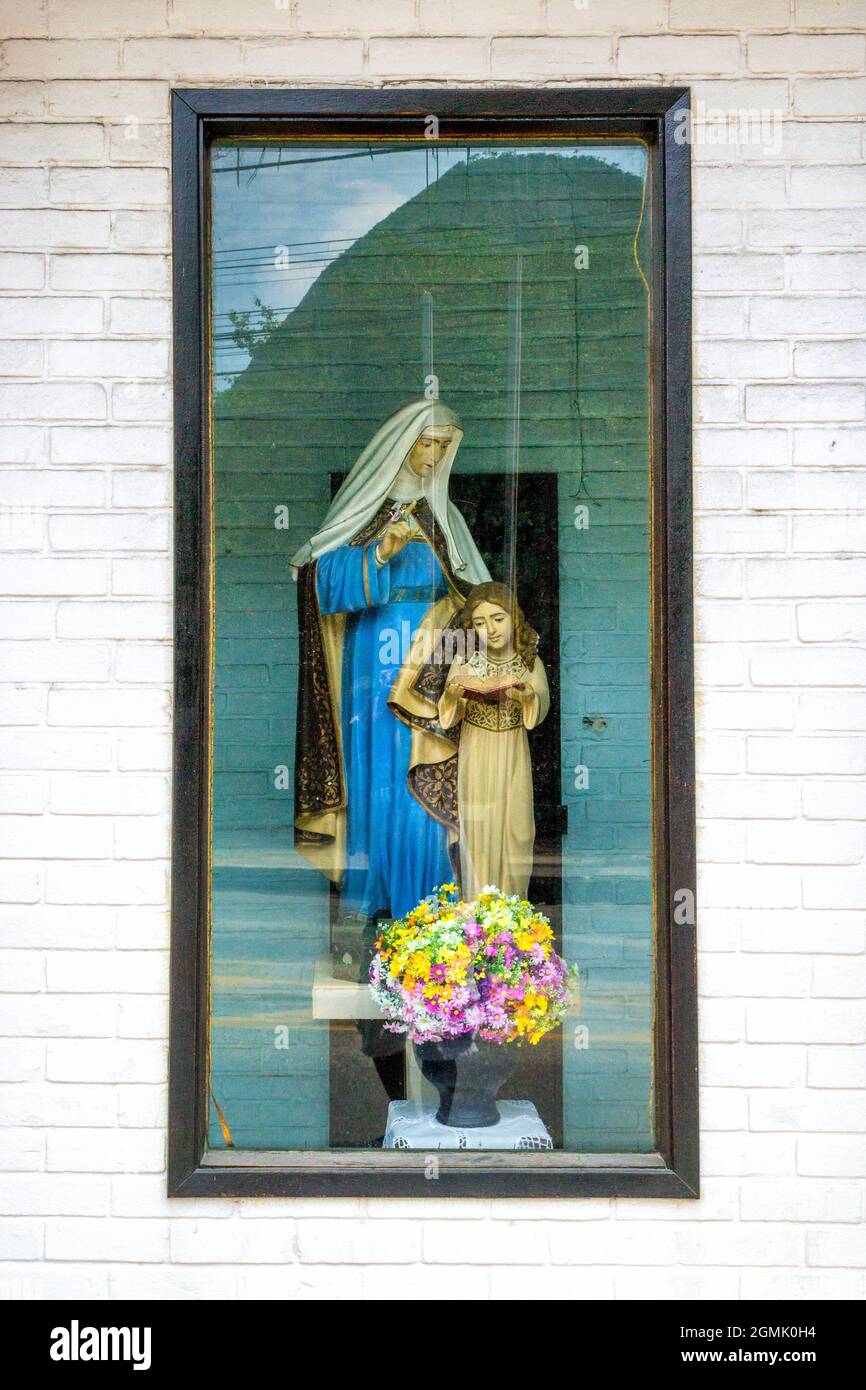 Bild der Jungfrau Maria am Eingang des Itacoatiara Beach Distrikts in Rio de Janeiro, Brasilien. Stockfoto