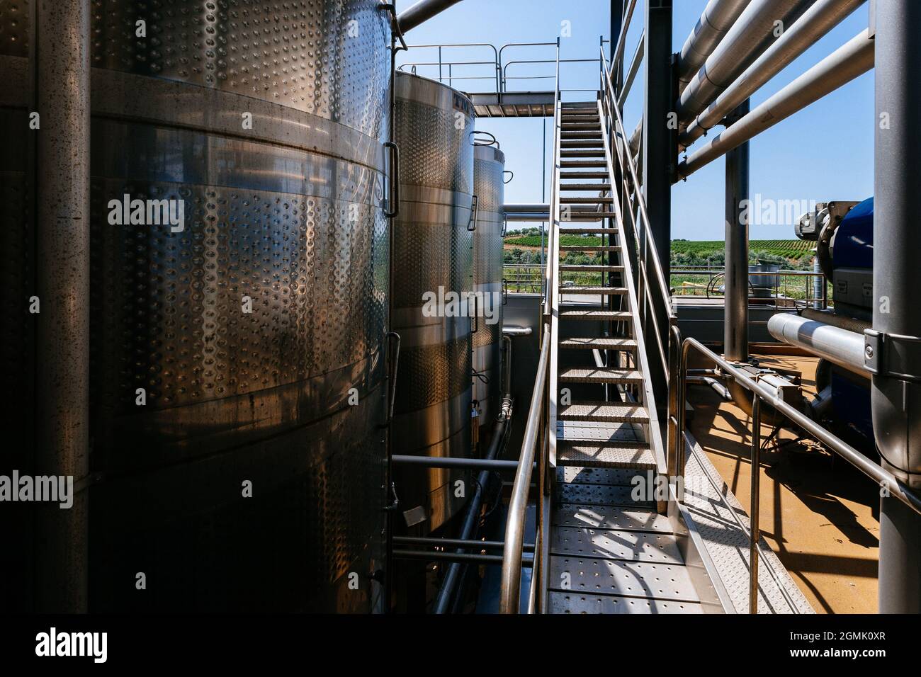 Moderne Produktionslinie für Weinkellereien. Große Tanks für die Gärung. Stockfoto