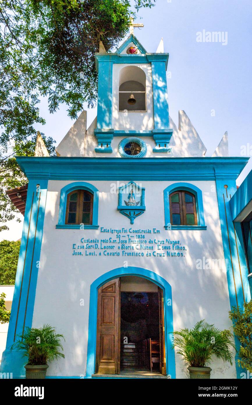 Fassade oder Gebäudehülle einer alten katholischen Kirche im Kolonialstil im Stadtteil Itacoatiara Beach in Niteroi, Rio de Janeiro, Brasilien. Stockfoto