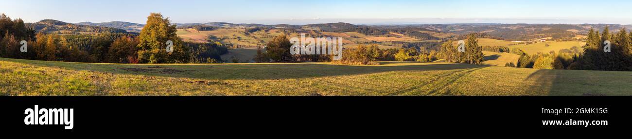 Herbstansicht von böhmischen und mährischen Hochland, Vecov Dorf, Zdarske vrchy, Tschechische Republik Stockfoto