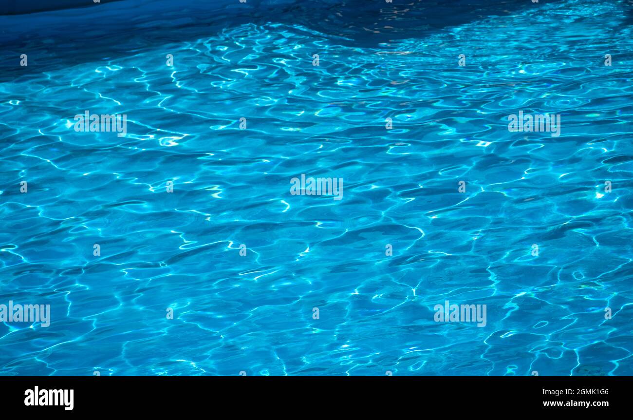 Die Sonne spiegelt sich in einem Pool mit sanften Wellen auf dem Wasser Stockfoto