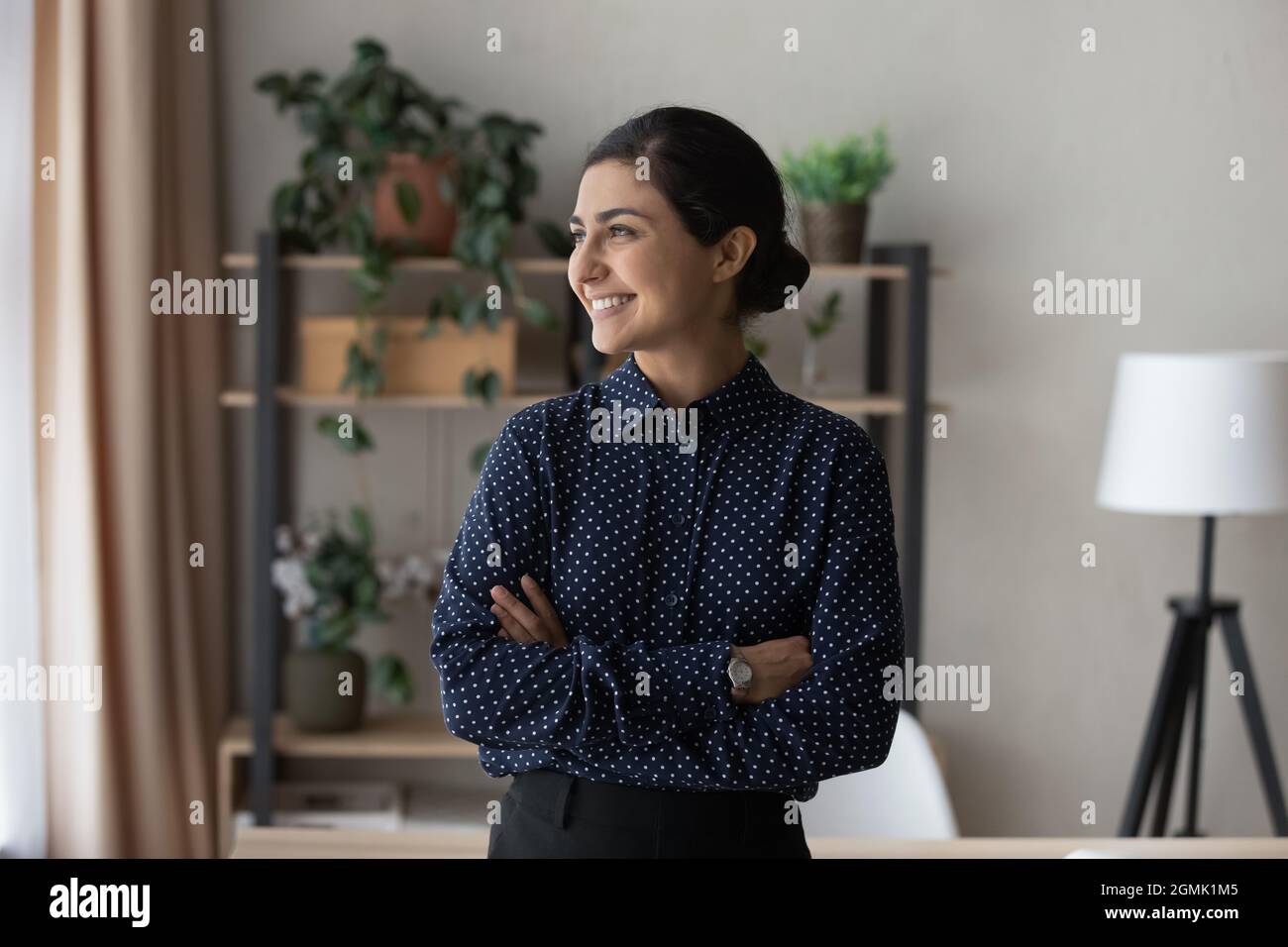 Profil lächelnd verträumte indische Geschäftsfrau, die in der Ferne schaut Stockfoto