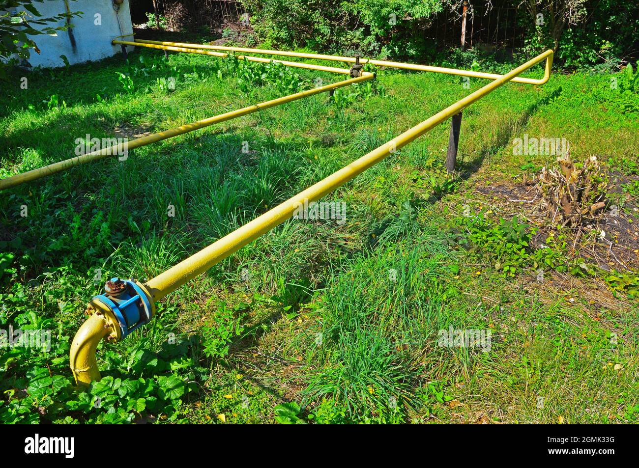 Aus dem Gasverteilungspunkt treten zwei Rohre heraus Stockfoto