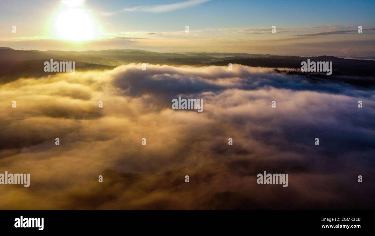 Drohnenaufnahme vom Sonnengang am Mindelsee über den Wolken Stockfoto