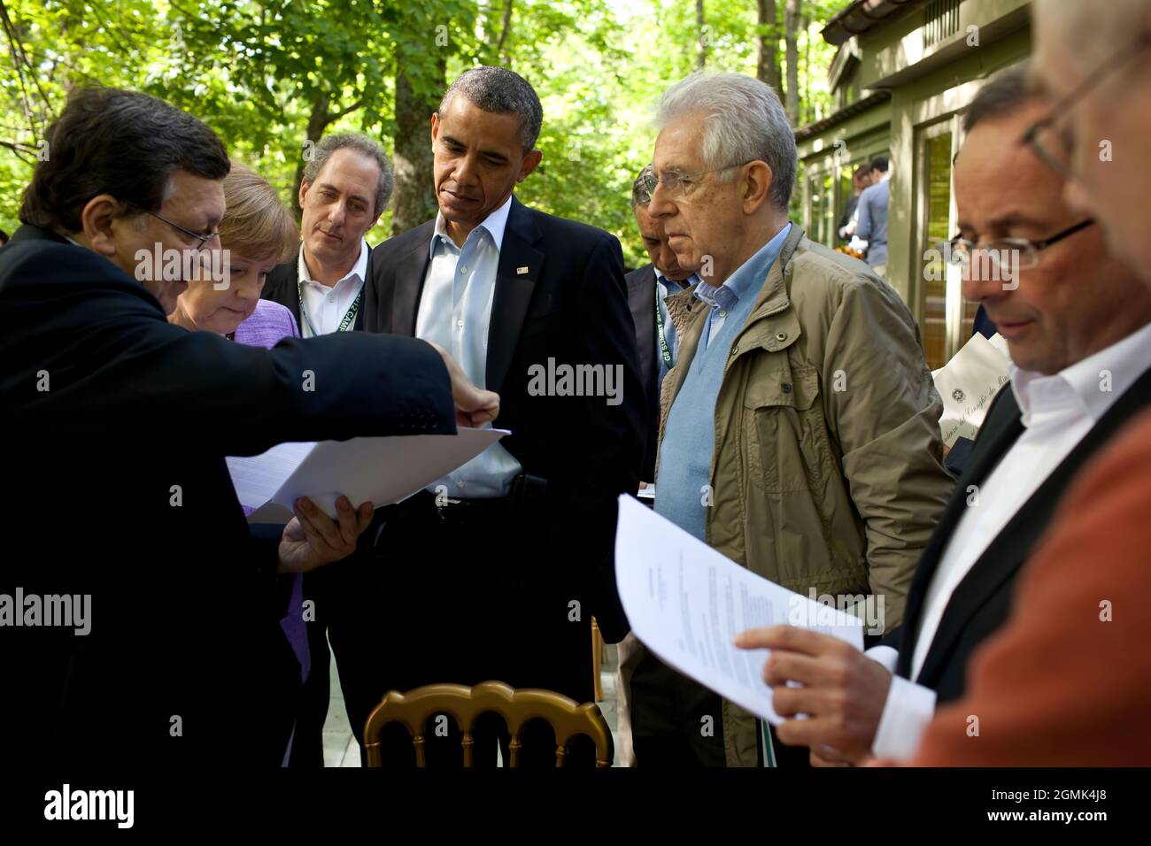 Präsident Barack Obama spricht mit José Manuel Barroso, dem Präsidenten der Europäischen Kommission, Bundeskanzlerin Angela Merkel von Deutschland, dem italienischen Premierminister Mario Monti, dem französischen Präsidenten François Hollande, Und Herman Van Rompuy, Präsident des Europäischen Rates, auf dem Laurel-Kabinenhof vor dem Beginn einer Arbeitssitzung des G8-Gipfels in Camp David, MD, 19. Mai 2012. Mike Froman, Vize-NSA für Internationale und wirtschaftliche Angelegenheiten, hört im Hintergrund zu, Dritter von links. (Offizielles Foto des Weißen Hauses von Pete Souza) Dieses offizielle Foto des Weißen Hauses wird nur für die Öffentlichkeit zur Verfügung gestellt Stockfoto