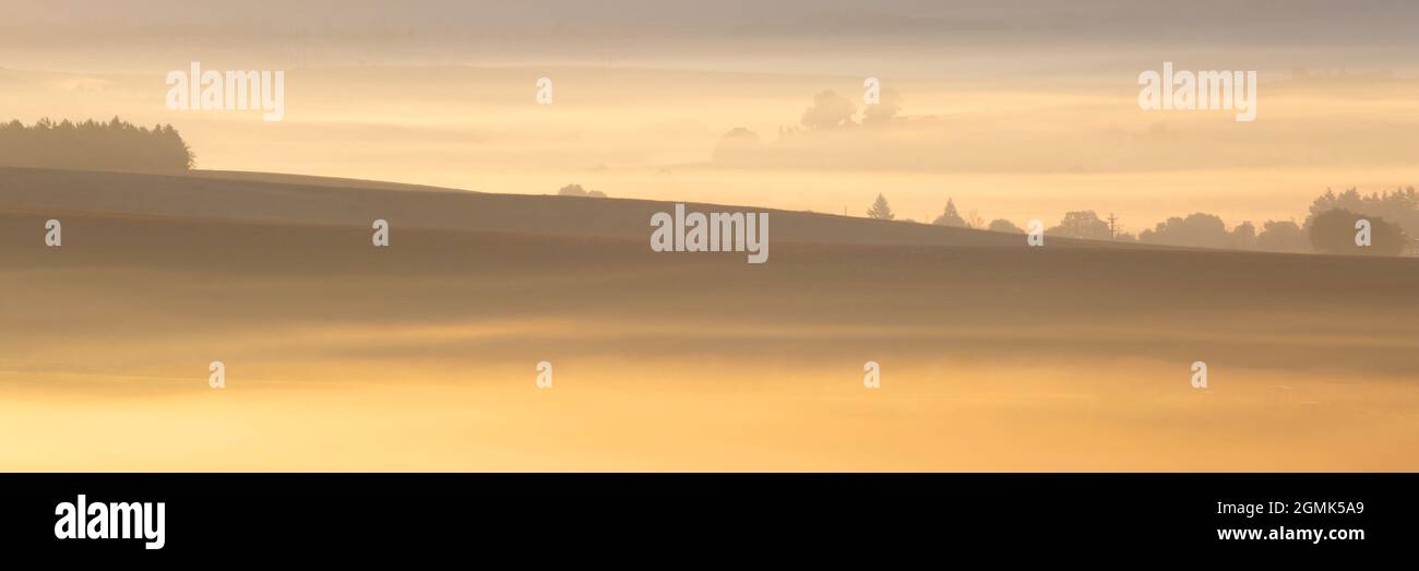 Morgennebel auf den Feldern in Ondrasova, Slowakei. Stockfoto