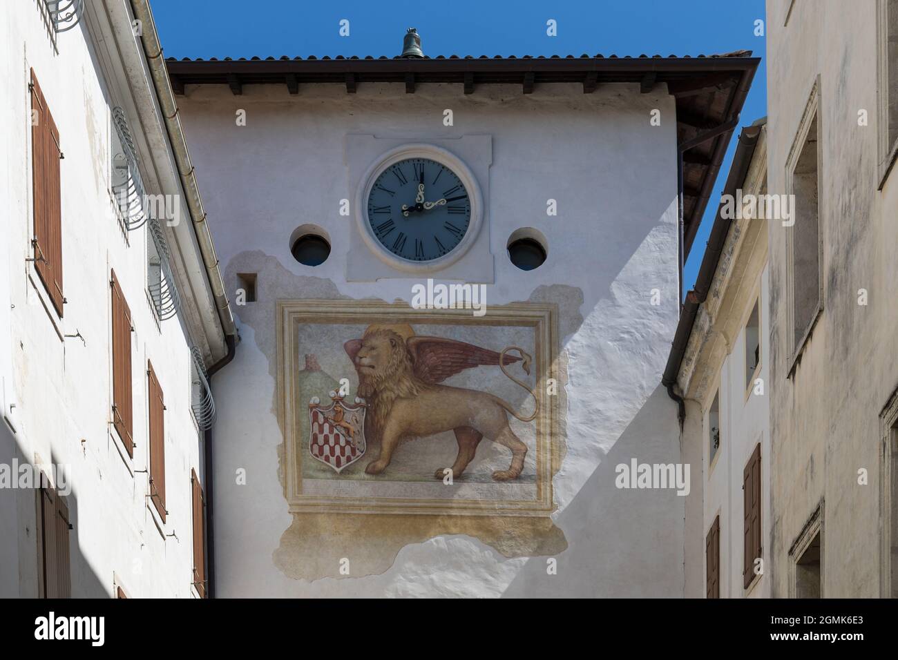 Der Löwe von St. Markus mit dem Wappen der Herren von Spilimbergo auf dem Westturm in Spilimbergo, Friaul Julisch Venetien, Italien Stockfoto