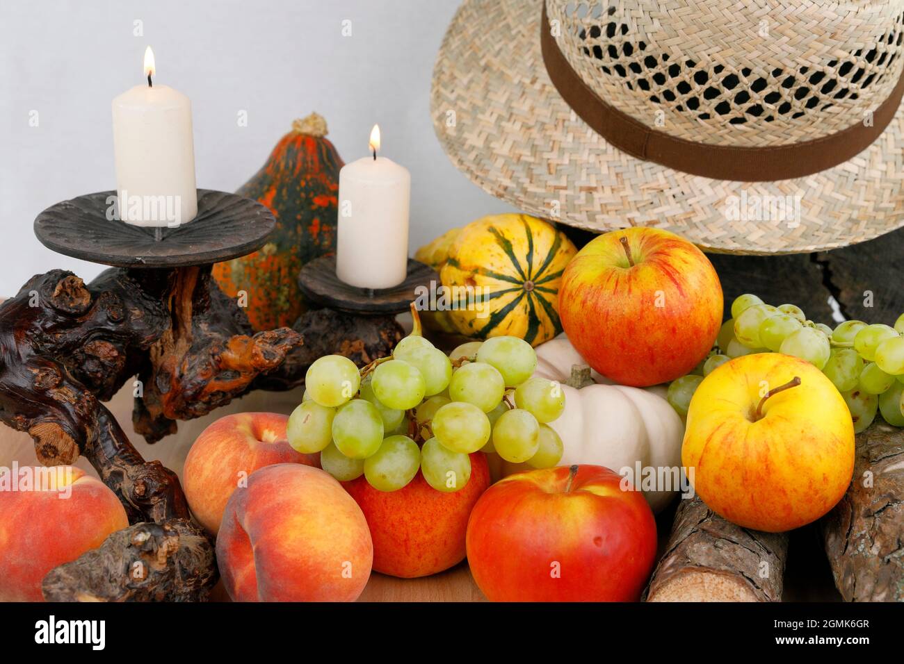 Ein herbstliches Stillleben mit Früchten, Hut und Wein Stockfoto