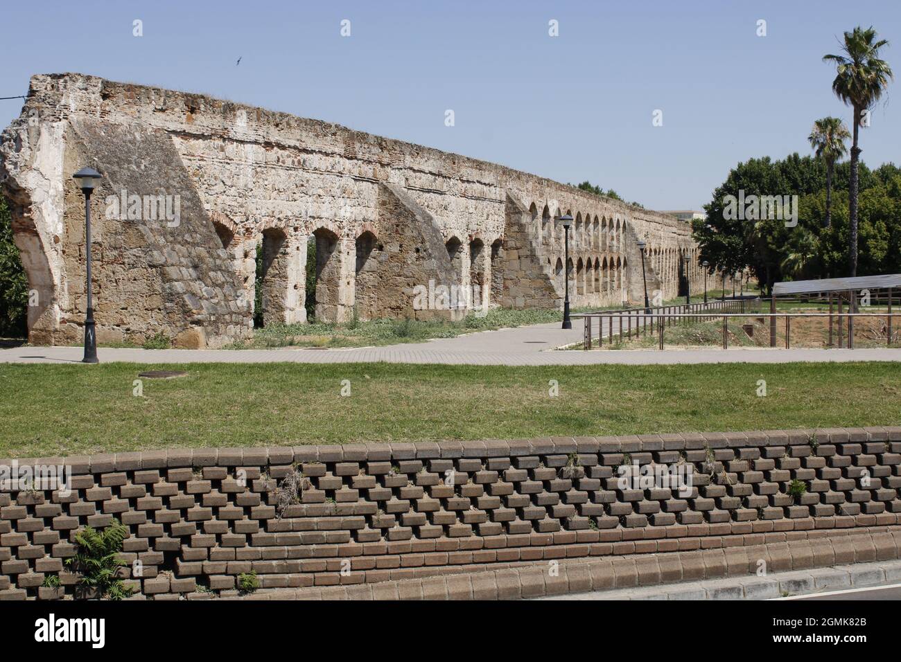 Eine malerische Aussicht auf das römische Aquädukt San Lazaro in Merida, Spanien Stockfoto