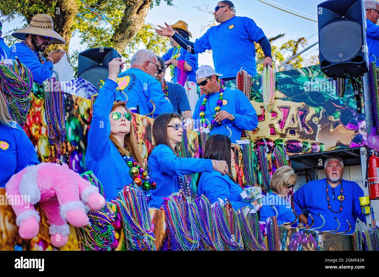 Eine Frau mit dem Mystic Order of Moon Pies wirft Mardi Gras Perlen während der Joe Cain Day Mardi Gras Parade am 26. Februar 2017 in Mobile, Alabama. Stockfoto