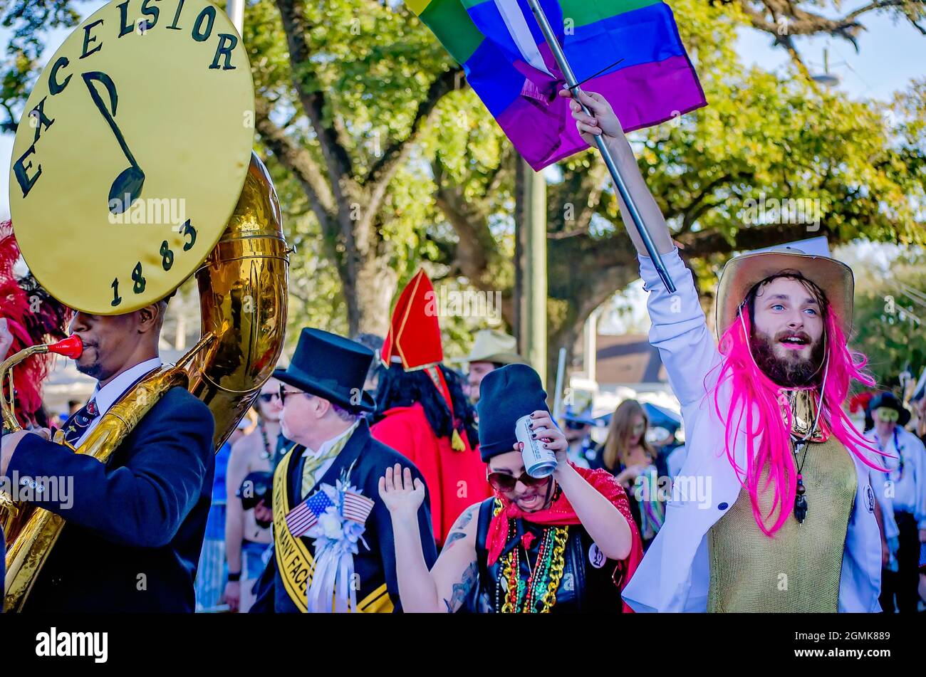 Mardi Gras Nachtschwärmer marschieren in der Joe Cain Day Mardi Gras Parade, 26. Februar 2017, in Mobile, Alabama. Stockfoto