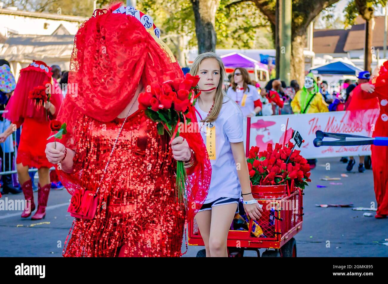 Die Frauchen von Joe Cain marschieren während der Mardi Gras Parade am Joe Cain Day, 26. Februar 2017, in Mobile, Alabama. Die Parade, auch bekannt als „die des Volkes“ Stockfoto
