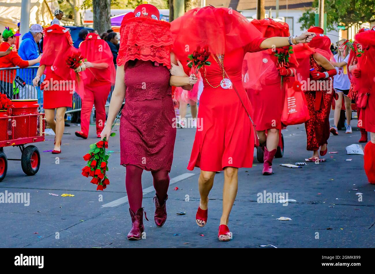 Die Frauchen von Joe Cain marschieren während der Mardi Gras Parade am Joe Cain Day, 26. Februar 2017, in Mobile, Alabama. Stockfoto