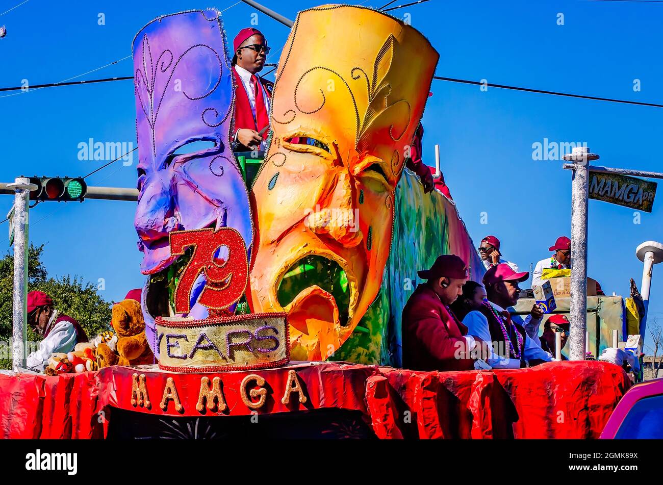 Mitglieder der Mobile Area Mardi Gras Association reiten auf einem geschmückten Festwagen in der Joe Cain Day Mardi Gras Parade, 26. Februar 2017, in Mobile, Alabama. Stockfoto