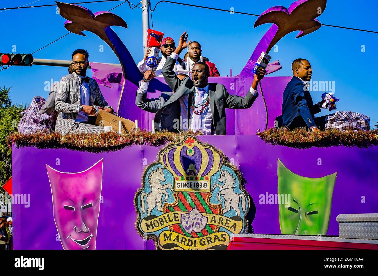 Mitglieder der Mobile Area Mardi Gras Association reiten auf einem geschmückten Festwagen in der Joe Cain Day Mardi Gras Parade, 26. Februar 2017, in Mobile, Alabama. Stockfoto
