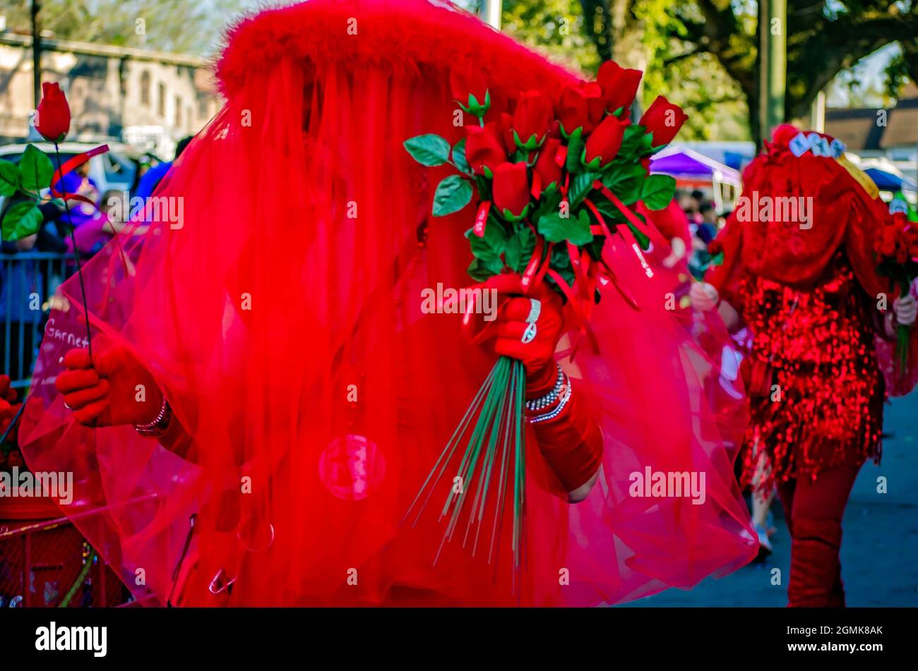 Die Frauchen von Joe Cain marschieren während der Mardi Gras Parade am Joe Cain Day, 26. Februar 2017, in Mobile, Alabama. Stockfoto