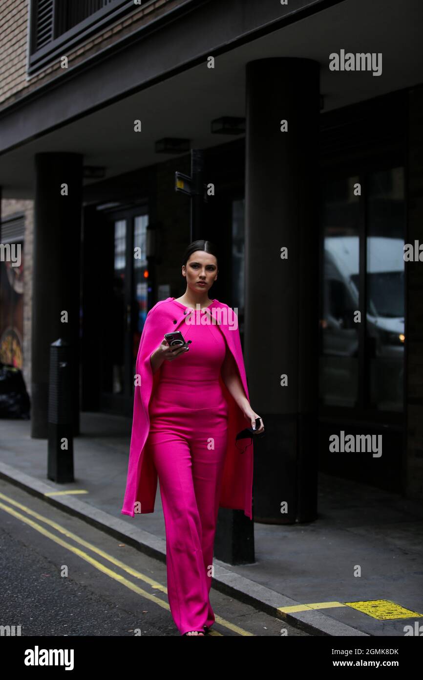 Maya Henry bei Roland Mouret London Fashion Week : Spring Summer 22 London UK Stockfoto