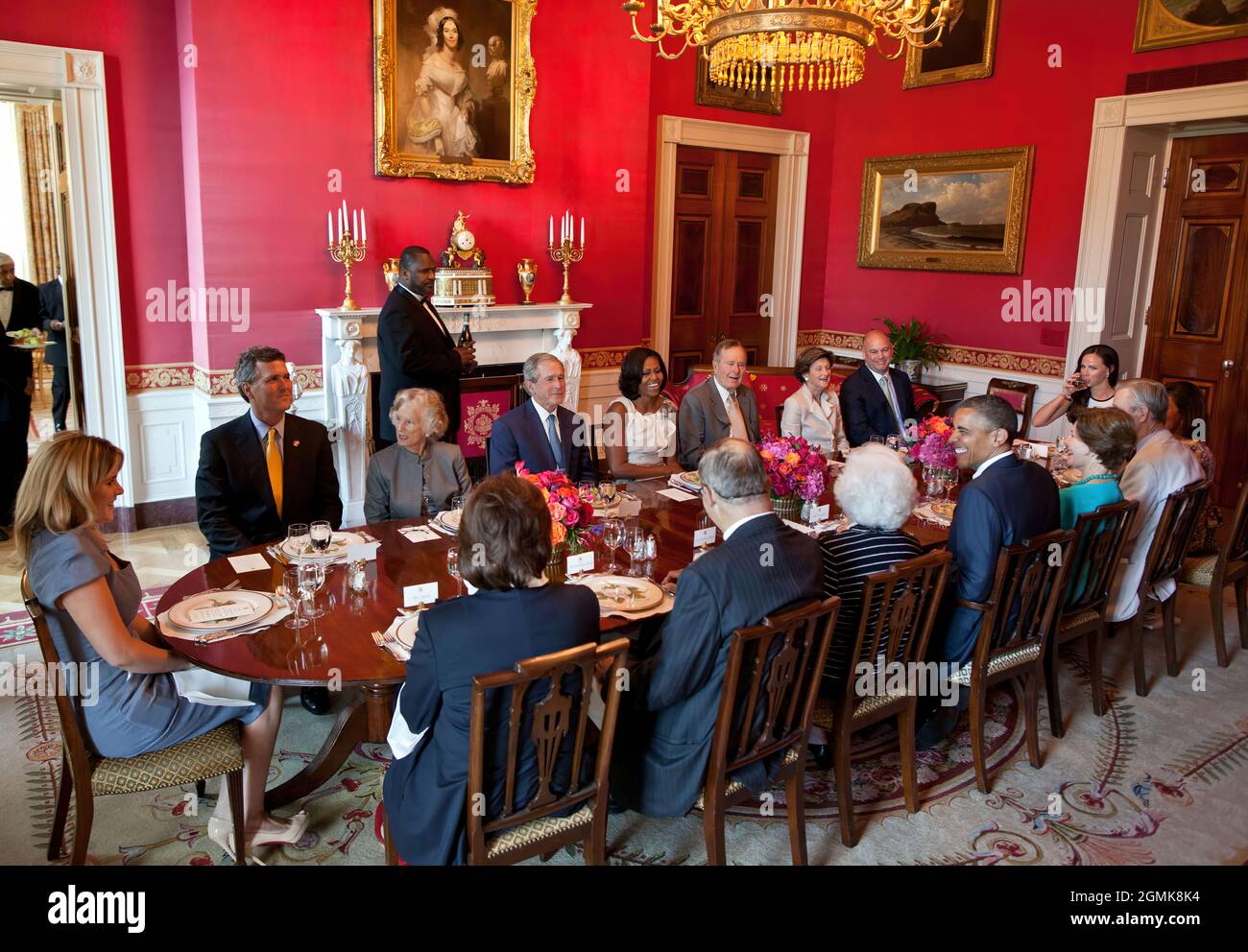 Präsident Barack Obama und First Lady Michelle Obama veranstalten am 31. Mai 2012 ein Mittagessen für Mitglieder der Bush-Familie im Roten Raum des Weißen Hauses. Im Uhrzeigersinn vom Präsidenten sitzen: Ehemalige First Lady Barbara Bush, Bucky Bush, Doro Bush Koch, Jenna Bush Hager, Marvin Bush, Jody Bush, ehemaliger Präsident George W. Bush, Frau Obama, ehemaliger Präsident George H.W. Bush, Patty Bush, Bobby Koch, Barbara Bush, Margaret Bush, Jonathan Bush und die ehemalige First Lady Laura Bush. (Offizielles Foto des Weißen Hauses von Pete Souza) Dieses offizielle Foto des Weißen Hauses wird nur zur Veröffentlichung durch zur Verfügung gestellt Stockfoto