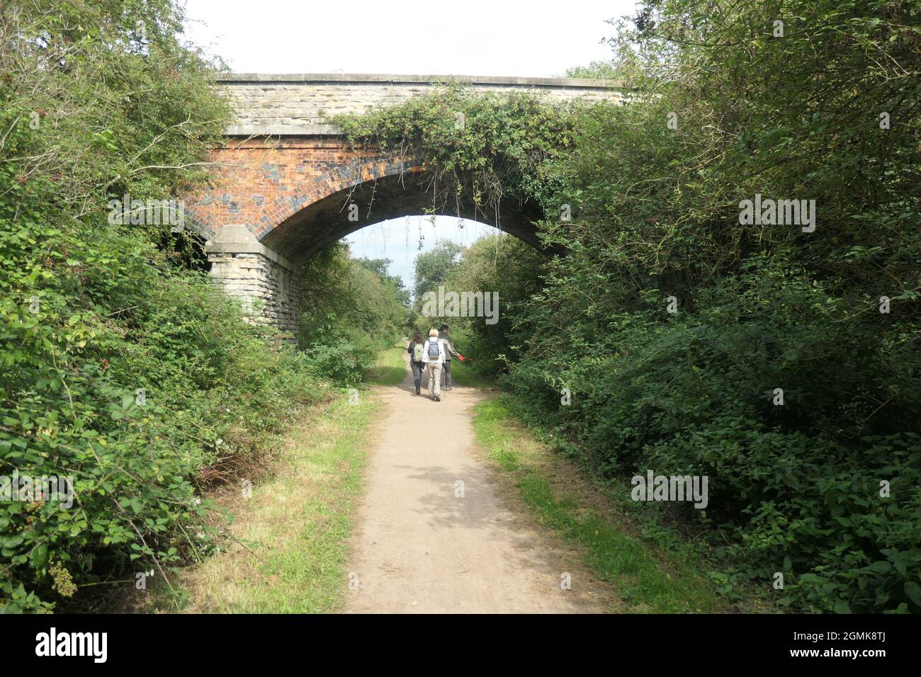 Brücke über die Eisenbahnstrecke Rushden Lakes Northamptonshire UK Stockfoto