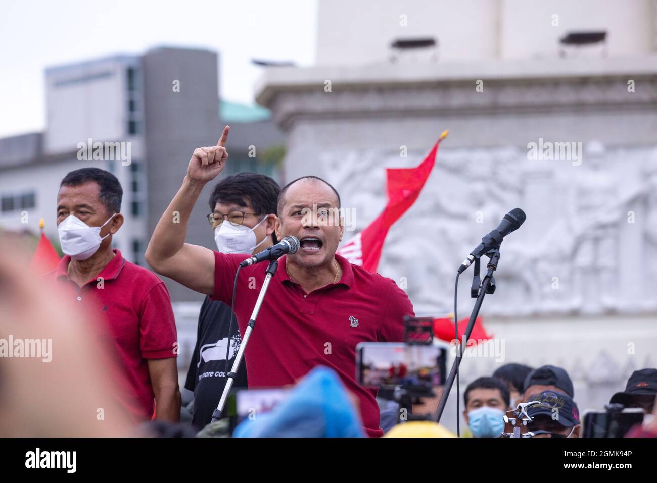 Bangkok, Thailand. September 2021. Nattawut Saikua spricht während der Demonstration.Demonstranten der Roten Trikot sammeln einen Automob von der Kreuzung Asok zum Demokratie-Denkmal, um den Rücktritt von Prayut Chan-O-Cha, dem Premierminister von Thailand, zu fordern. Kredit: SOPA Images Limited/Alamy Live Nachrichten Stockfoto