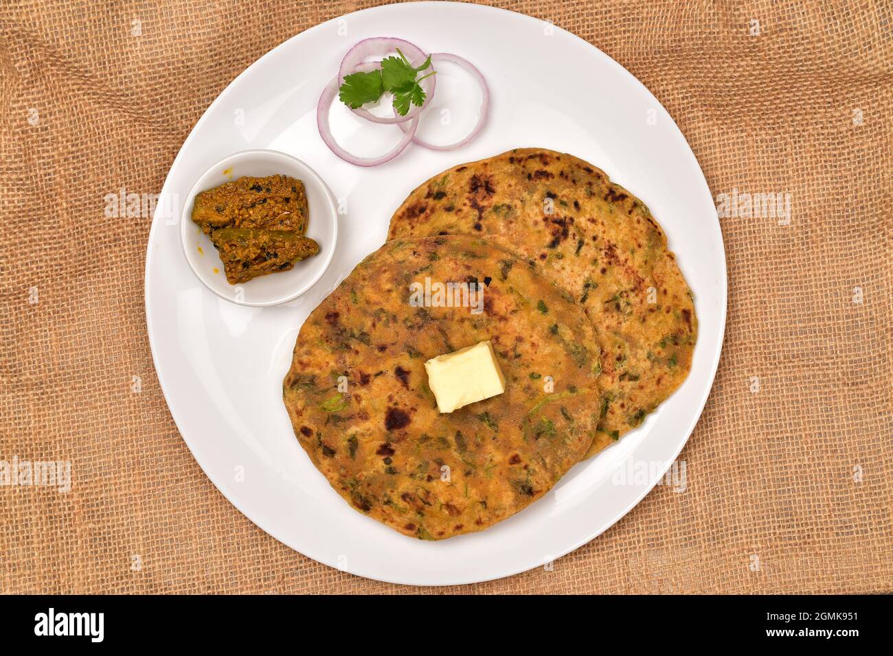 Draufsicht auf Methi Paratha mit Gurke auf dem Teller, gesundes indisches Frühstück Stockfoto