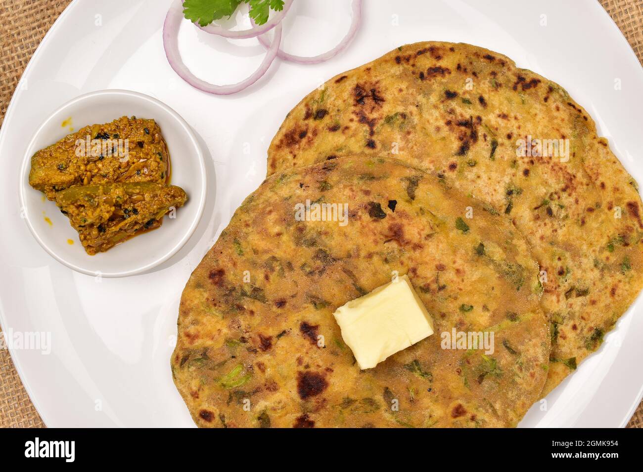 Nahaufnahme von Methi Paratha mit Pickle Stockfoto