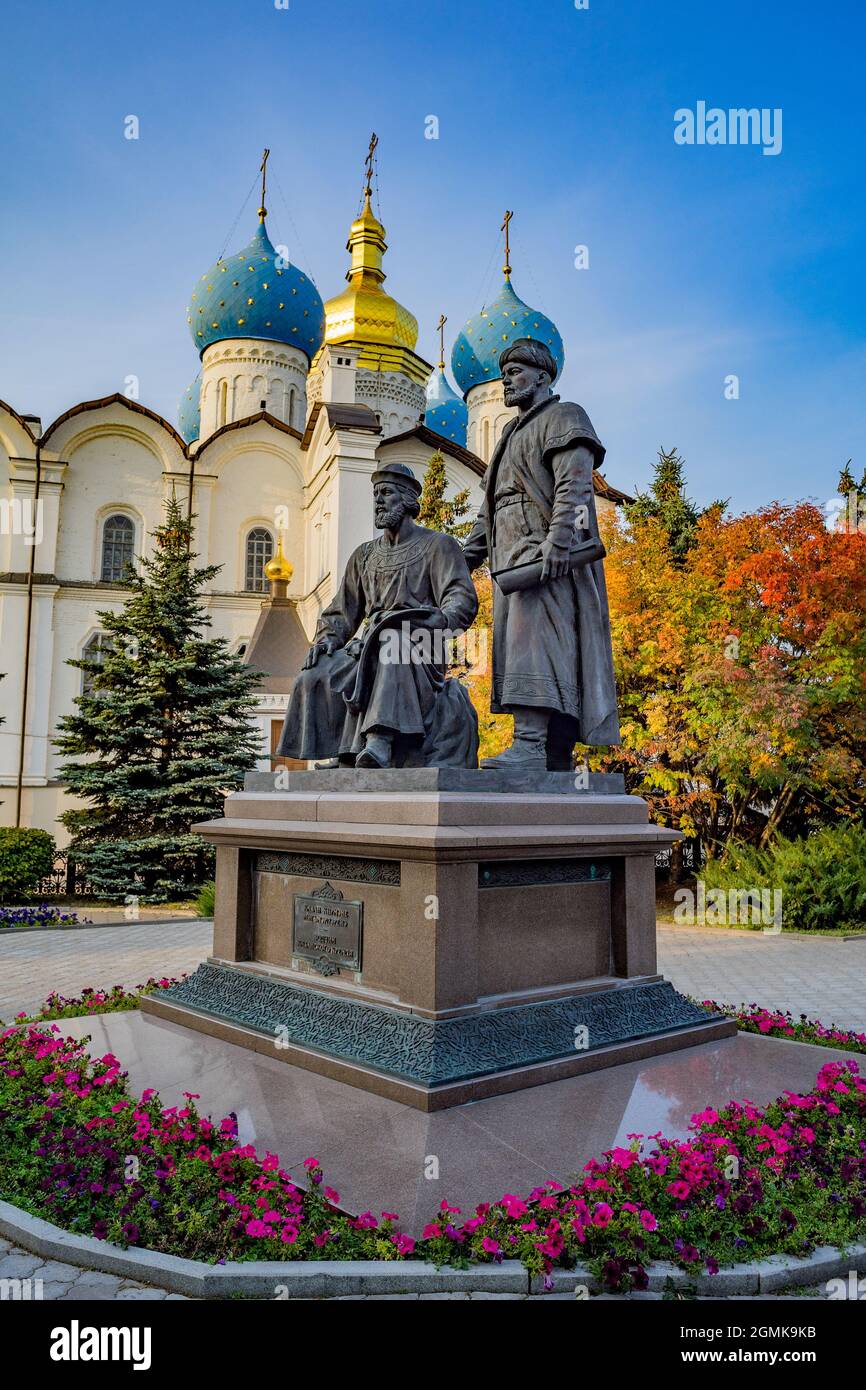 Schöne Ansicht des Denkmals für die Architekten des Kasaner Kremls und der Kathedrale der Verkündigung im Hintergrund. Historische Architektur im alten Stadtzentrum von Kazan. Tatarstan, Russland Stockfoto