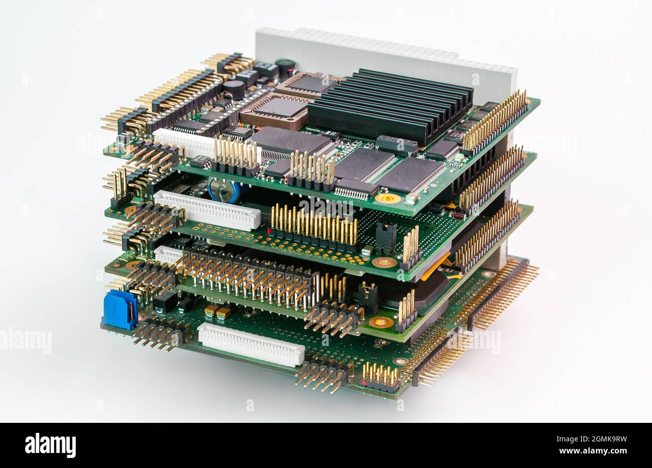pc104-Stapel robuster eingebetteter Computerplatinen auf weißem Hintergrund Stockfoto