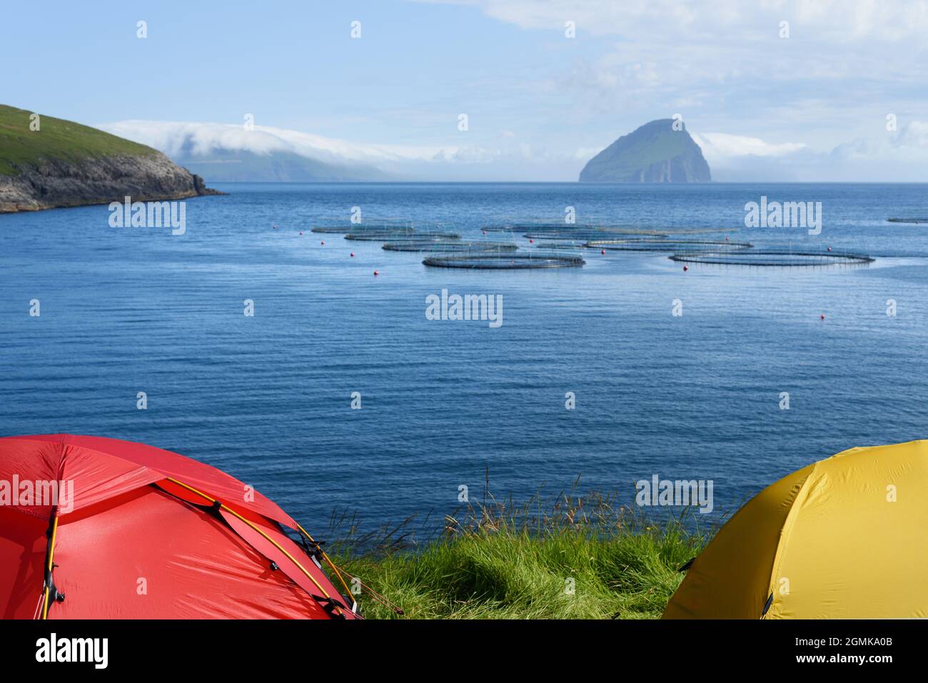 Camping Giljanes mit Blick auf die Insel Koltur auf der Insel Vagar, Färöer Stockfoto